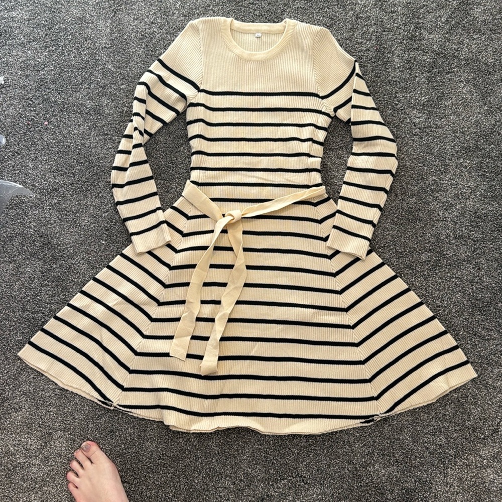 Medium Sweater Material Dress. TIE WAIST.